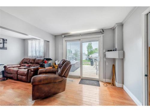 1 Mccuaig Court, Barrie, ON - Indoor Photo Showing Living Room