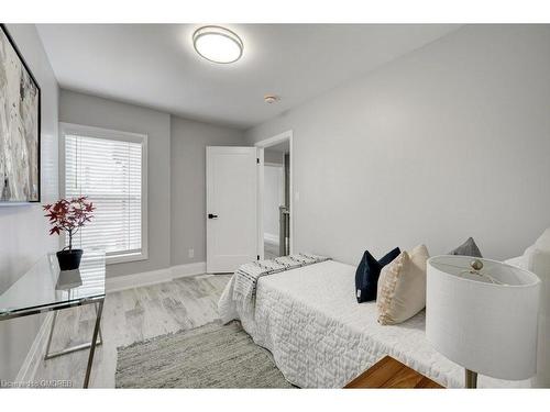 42 Madison Avenue, Hamilton, ON - Indoor Photo Showing Bedroom
