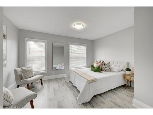 42 Madison Avenue, Hamilton, ON - Indoor Photo Showing Bedroom