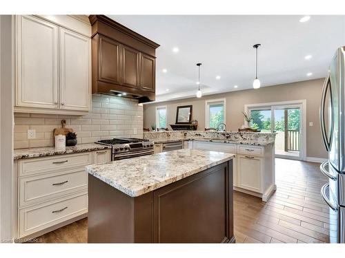 7 Gavin Drive, Freelton, ON - Indoor Photo Showing Kitchen With Upgraded Kitchen