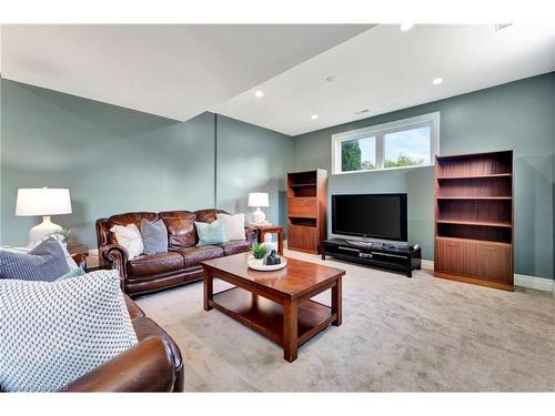 7 Gavin Drive, Freelton, ON - Indoor Photo Showing Living Room