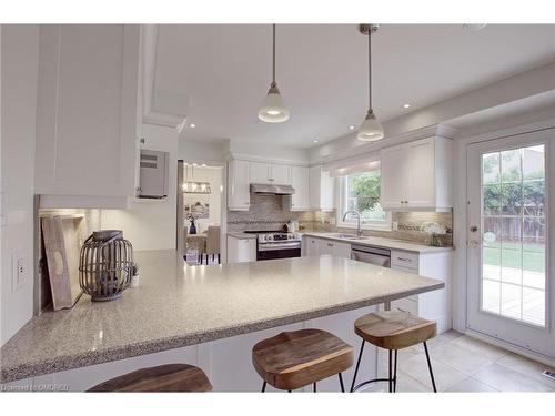 186 Simon Drive, Burlington, ON - Indoor Photo Showing Kitchen With Upgraded Kitchen