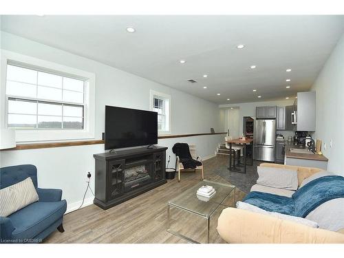 174 Painter Road, Onondaga, ON - Indoor Photo Showing Living Room