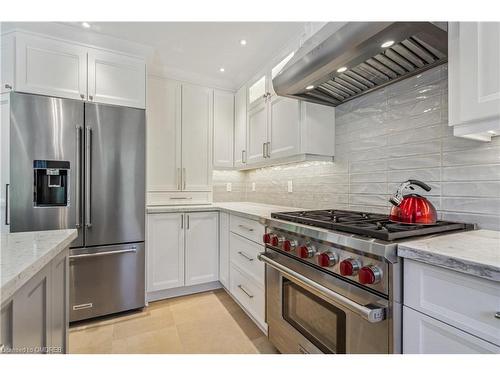 10011 Hume Court, Milton, ON - Indoor Photo Showing Kitchen With Upgraded Kitchen