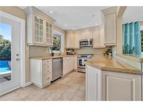 631 Montego Crescent, Burlington, ON - Indoor Photo Showing Kitchen With Stainless Steel Kitchen