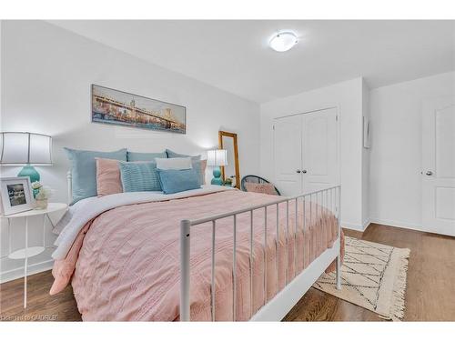 631 Montego Crescent, Burlington, ON - Indoor Photo Showing Bedroom