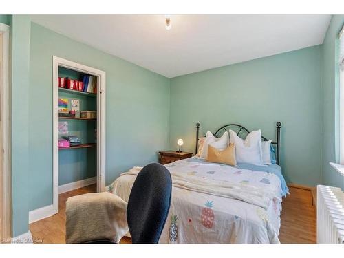 2076 Churchill Avenue, Burlington, ON - Indoor Photo Showing Bedroom