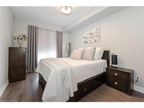318-150 Oak Park Boulevard, Oakville, ON - Indoor Photo Showing Bedroom