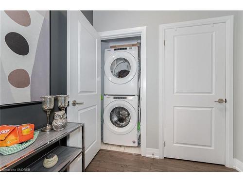318-150 Oak Park Boulevard, Oakville, ON - Indoor Photo Showing Laundry Room