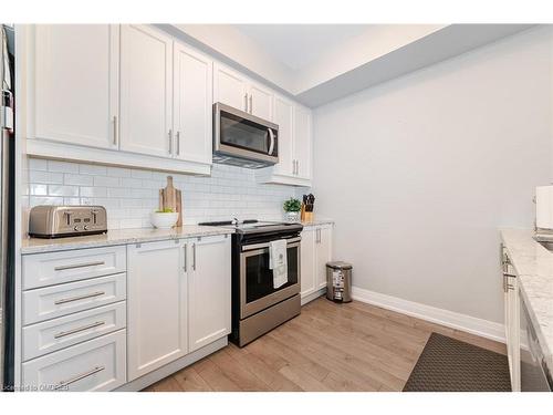 318-150 Oak Park Boulevard, Oakville, ON - Indoor Photo Showing Kitchen With Upgraded Kitchen