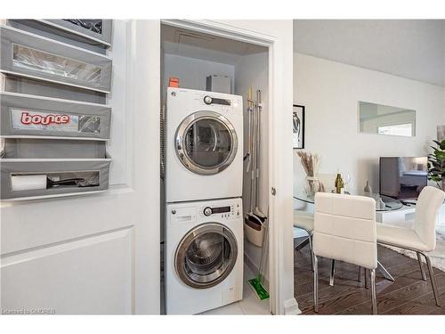 401-35 Hayden Street, Toronto, ON - Indoor Photo Showing Laundry Room