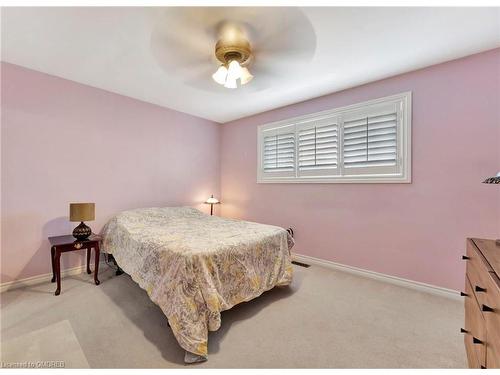330 Duncombe Drive, Burlington, ON - Indoor Photo Showing Bedroom
