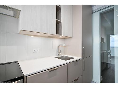 4306-3900 Confederation Parkway, Mississauga, ON - Indoor Photo Showing Kitchen With Upgraded Kitchen