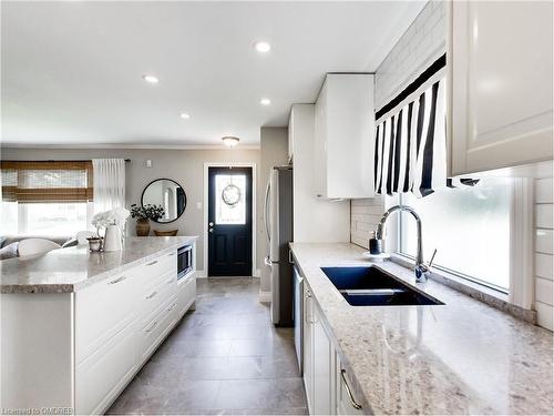 389 East 38Th Street, Hamilton, ON - Indoor Photo Showing Kitchen With Double Sink With Upgraded Kitchen