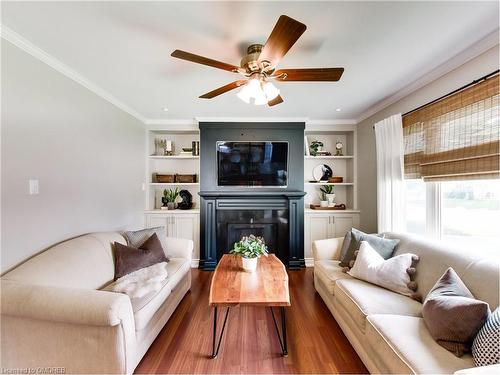 389 East 38Th Street, Hamilton, ON - Indoor Photo Showing Living Room With Fireplace