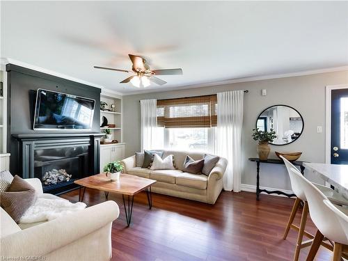 389 East 38Th Street, Hamilton, ON - Indoor Photo Showing Living Room With Fireplace