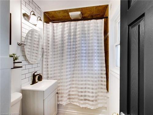 389 East 38Th Street, Hamilton, ON - Indoor Photo Showing Bathroom