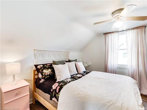 389 East 38Th Street, Hamilton, ON - Indoor Photo Showing Bedroom