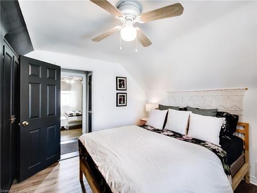 389 East 38Th Street, Hamilton, ON - Indoor Photo Showing Bedroom