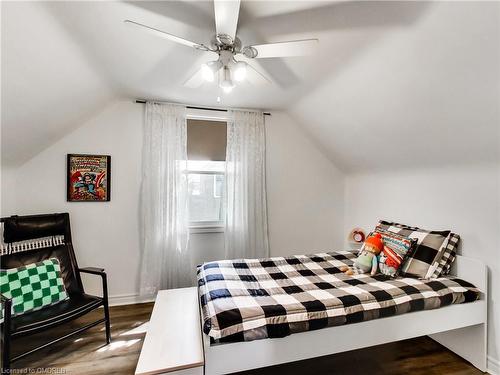 389 East 38Th Street, Hamilton, ON - Indoor Photo Showing Bedroom