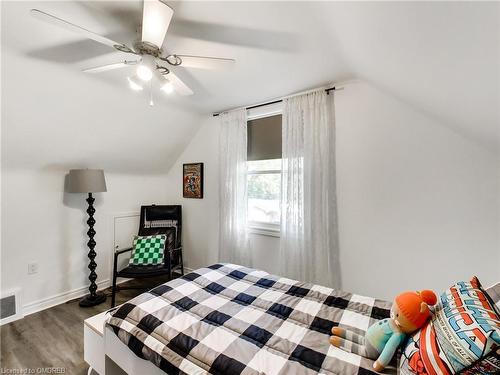 389 East 38Th Street, Hamilton, ON - Indoor Photo Showing Bedroom