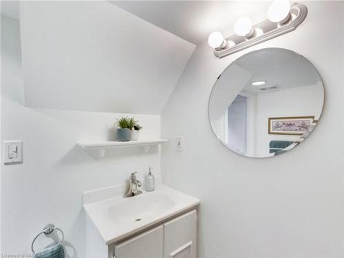 389 East 38Th Street, Hamilton, ON - Indoor Photo Showing Bathroom