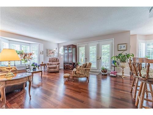 101-216C Plains Road W, Burlington, ON - Indoor Photo Showing Living Room