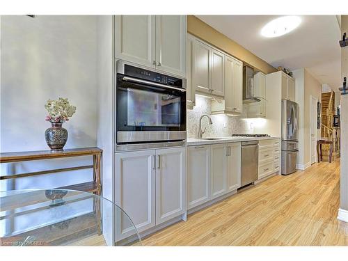 5267 Springbok Crescent, Mississauga, ON - Indoor Photo Showing Kitchen With Upgraded Kitchen