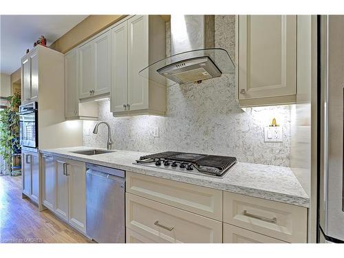 5267 Springbok Crescent, Mississauga, ON - Indoor Photo Showing Kitchen With Upgraded Kitchen