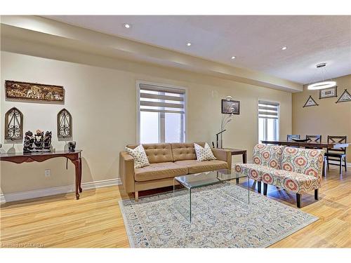 5267 Springbok Crescent, Mississauga, ON - Indoor Photo Showing Living Room