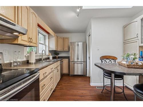 222 Alscot Crescent, Oakville, ON - Indoor Photo Showing Kitchen With Stainless Steel Kitchen With Double Sink