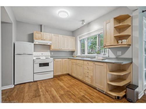 222 Alscot Crescent, Oakville, ON - Indoor Photo Showing Kitchen