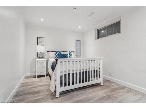 222 Alscot Crescent, Oakville, ON - Indoor Photo Showing Bedroom