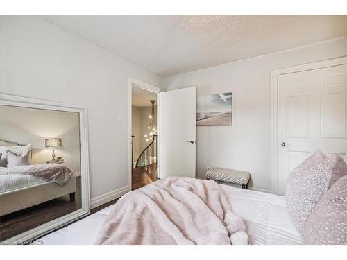 1301 Bunsden Avenue, Mississauga, ON - Indoor Photo Showing Bedroom