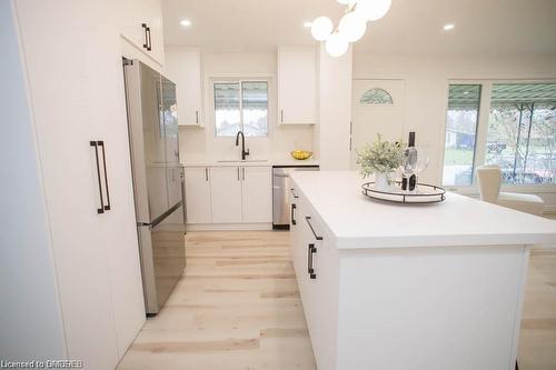 Main-33 Buckingham Street, Brantford, ON - Indoor Photo Showing Kitchen With Upgraded Kitchen