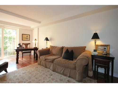 103-2300 Parkhaven Boulevard, Oakville, ON - Indoor Photo Showing Living Room