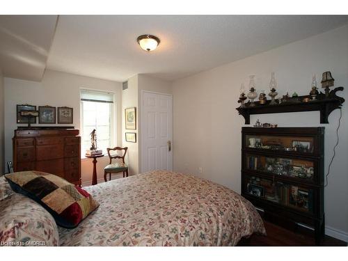 103-2300 Parkhaven Boulevard, Oakville, ON - Indoor Photo Showing Bedroom