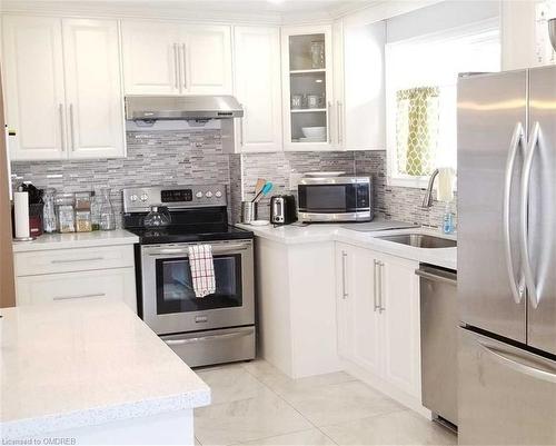 39 Abbey Road, Brampton, ON - Indoor Photo Showing Kitchen With Upgraded Kitchen