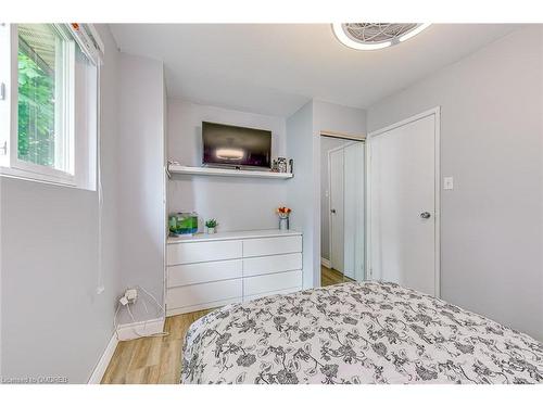2230 Manchester Drive, Burlington, ON - Indoor Photo Showing Bedroom