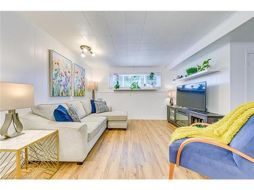 2230 Manchester Drive, Burlington, ON - Indoor Photo Showing Living Room