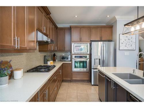 416 Baylis Court, Milton, ON - Indoor Photo Showing Kitchen With Double Sink With Upgraded Kitchen