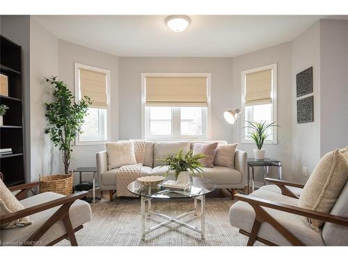 416 Baylis Court, Milton, ON - Indoor Photo Showing Living Room