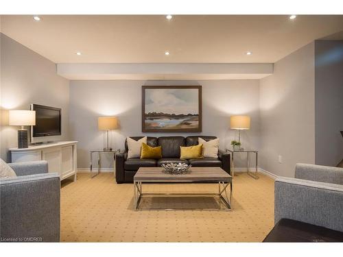 416 Baylis Court, Milton, ON - Indoor Photo Showing Living Room