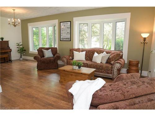 6715 5 Line, Milton, ON - Indoor Photo Showing Living Room