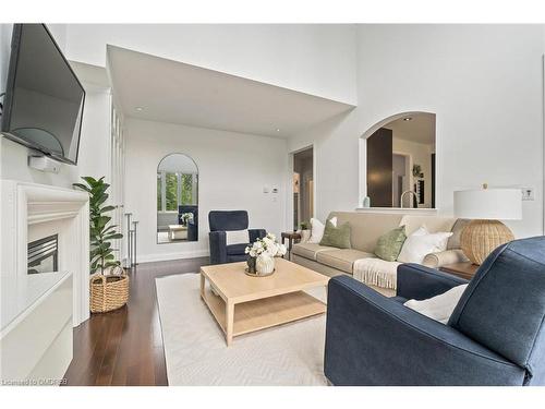 89 Foxtail Court, Georgetown, ON - Indoor Photo Showing Living Room