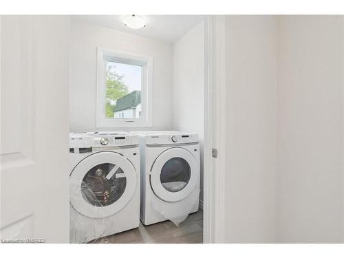 31-143 Elgin Street N, Cambridge, ON - Indoor Photo Showing Laundry Room