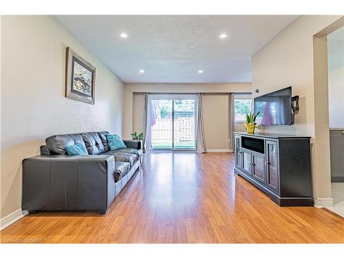 112-1540 Lancaster Drive, Oakville, ON - Indoor Photo Showing Living Room