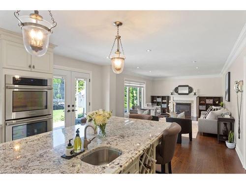 2334 Carpenters Circle, Oakville, ON - Indoor Photo Showing Kitchen With Upgraded Kitchen