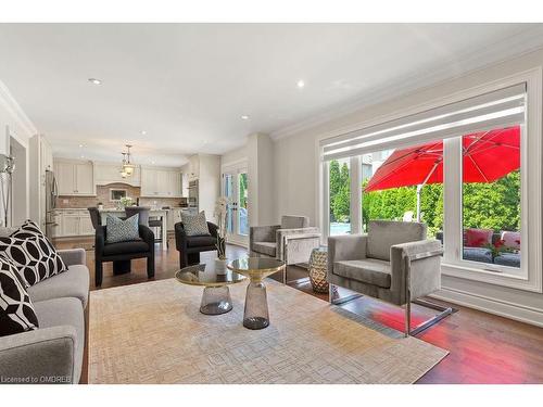 2334 Carpenters Circle, Oakville, ON - Indoor Photo Showing Living Room