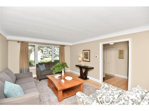 4504 Hawthorne Drive, Burlington, ON - Indoor Photo Showing Living Room